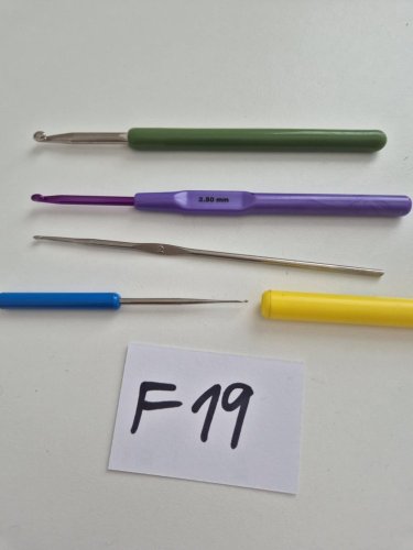 háčiky 4ks - velkosti č.4,5; 3,5;  2; + 1 tenučký