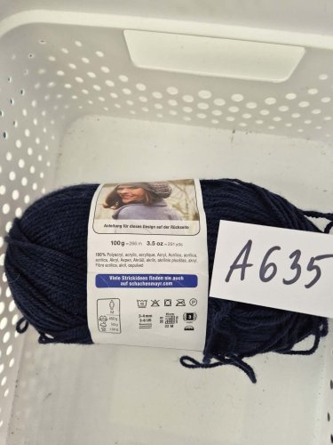 100g tmavomodrej priadze od Schachenmayer
