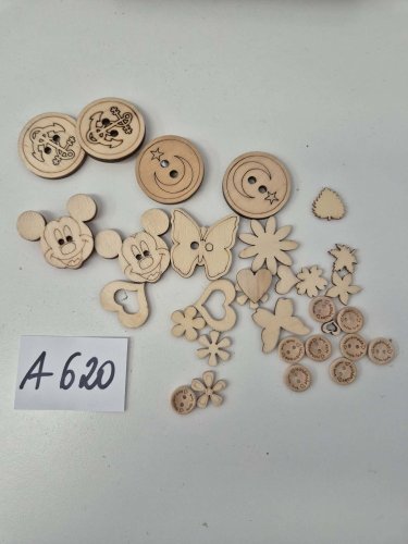 rôzne drevenné okrasné predmety na handmade výrobky