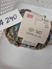 100g krasnej farebnej priadze